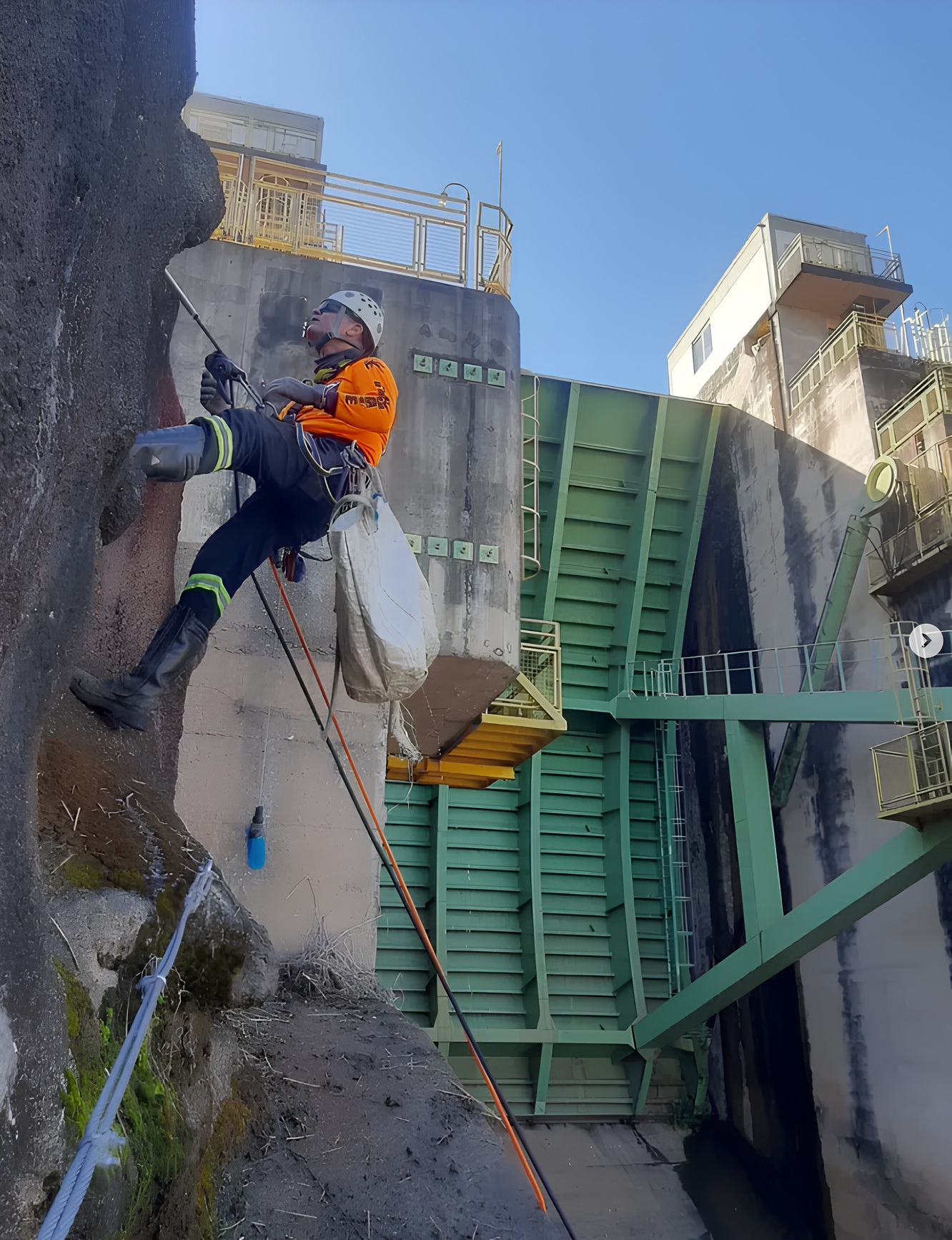 Alpinismo industrial em estrutura vertical